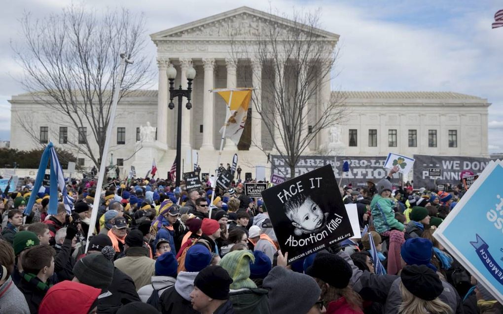 Betoging van deelnemers aan de Mars voor het Leven voor het gebouw van het Hooggerechtshof in Washington, januari. Het hof buigt zich nu over de vraag of prolifehulporganisaties verplicht morgen worden ook naar abortusklinieken te verwijzen. beeld EPA, Mi