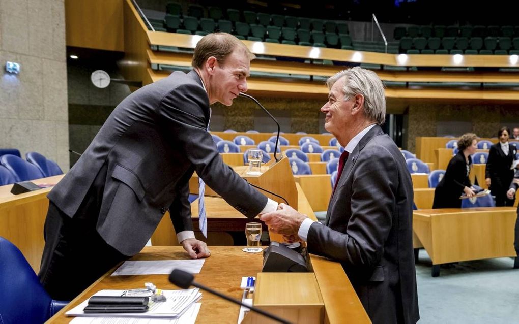 Twee hoofdrolspelers in het debat over de wet-Hillen: staatssecretaris Snel van Financiën (l) en Kamerlid Van Rooijen van 50PLUS. beeld ANP, Remko de Waal