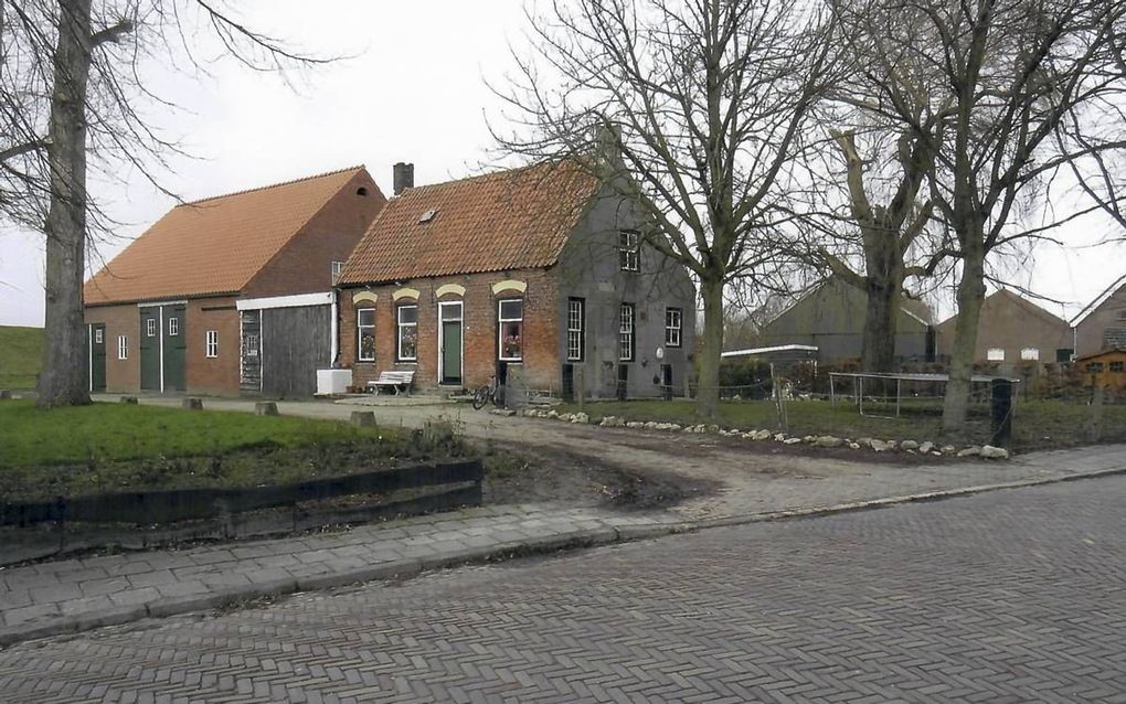 Het idyllische boerderijtje van Olivier Goud met daarachter de schuur die vroeger dienst deed als schapenstal. Op deze hoeve woonde Adriaan (Arjaan) Schrier, die gehuwd was met Cornelia Koeman. beeld uit ”Uitgebeeld verleden van Waarde & Gawege”