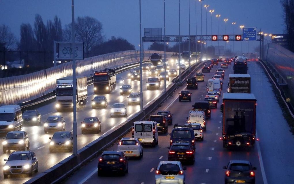 Auto's staan maandag op de A20 in de file tijdens een drukke ochtendspits. beeld ANP, Bas Czerwinski