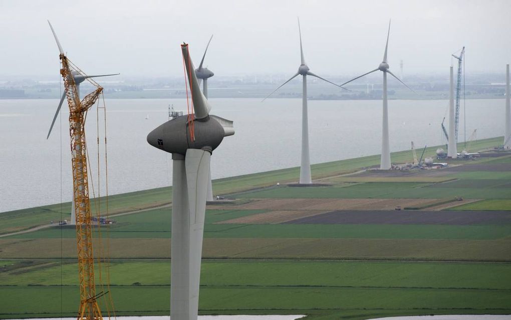 Windmolenparken kunnen in 2030 zeker 30 procent van de Europese energiebehoefte opwekken, stelt de branche. beeld ANP, Bram van de Biezen