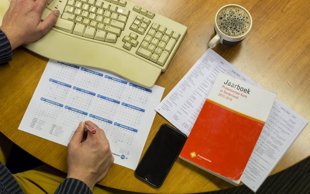 Het is voor roostermakers een hele klus om het preekrooster vol te krijgen. De druk om predikanten steeds vroeger te bellen neemt toe.   beeld André Dorst