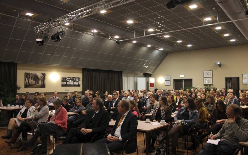 Een door SGP Tholen georganiseerde thema-avond over abortus trok gisteren zo’n 160 bezoekers. beeld Jos van de Breevaart