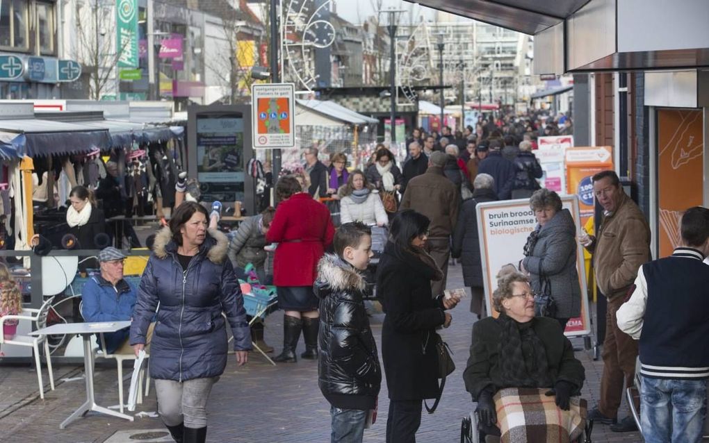 Winkelend publiek in Veenendaal. Woensdag namen Veenendalers deel aan een gesprek over verruiming van winkeltijden op zondag. beeld Herman Stöver