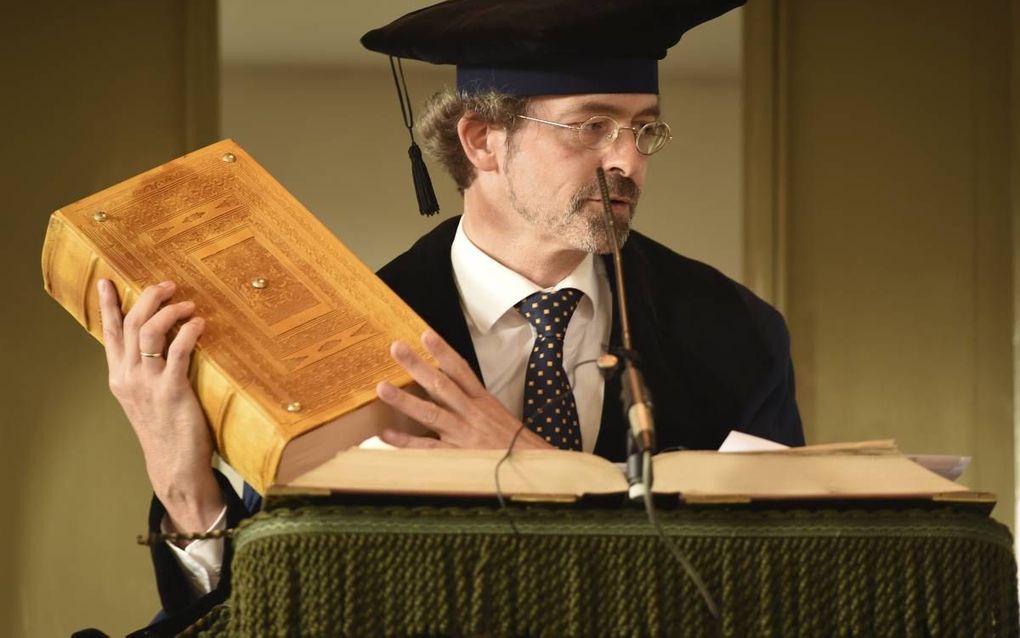 Prof. Clement met de reproductie van de Bachbijbel. beeld uitgeverij Van Wijnen