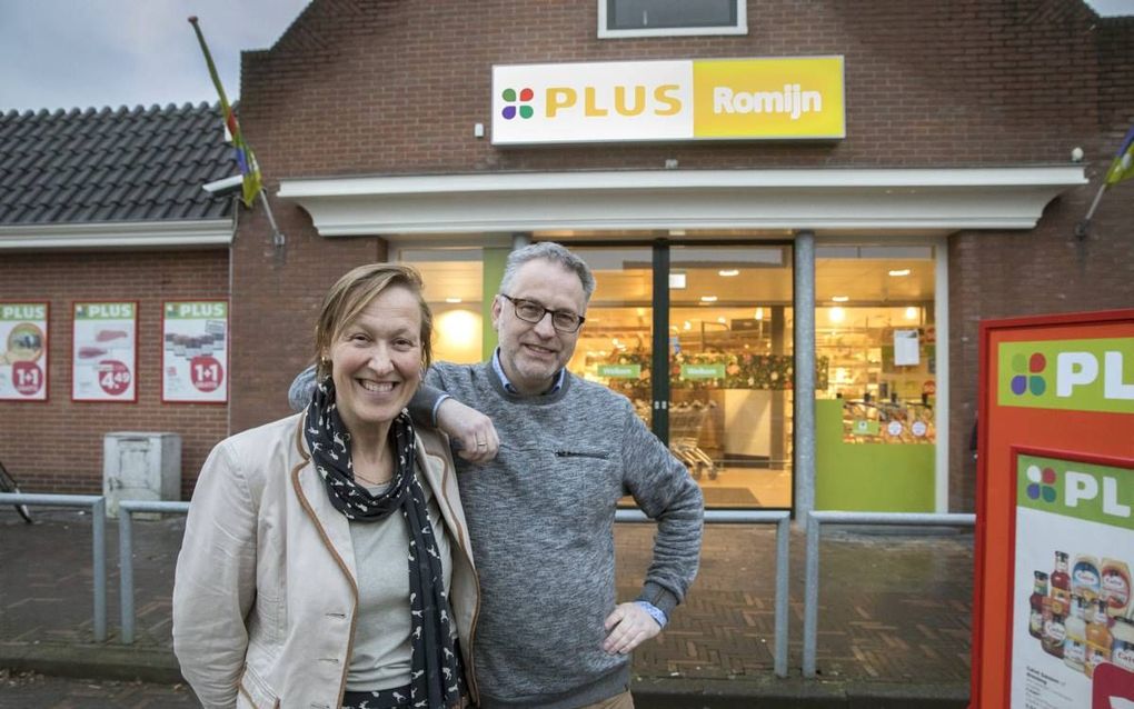 Het echtpaar Romijn voor de Plus-supermarkt in Kamerik. beeld Erik Kottier