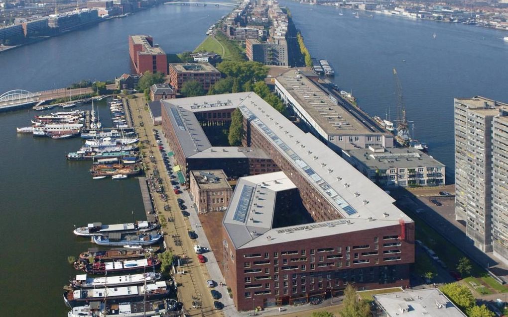 Bernard Hulsman noemt het Amsterdamse Piraeusgebouw (1994) van de Duitse architecten Hans Kollhoff en Christian Rapp het meest invloedrijke gebouw van de laatste tijd. De schuine vormen en het gebruik van de donkere baksteen kreeg veel navolging in Nederl
