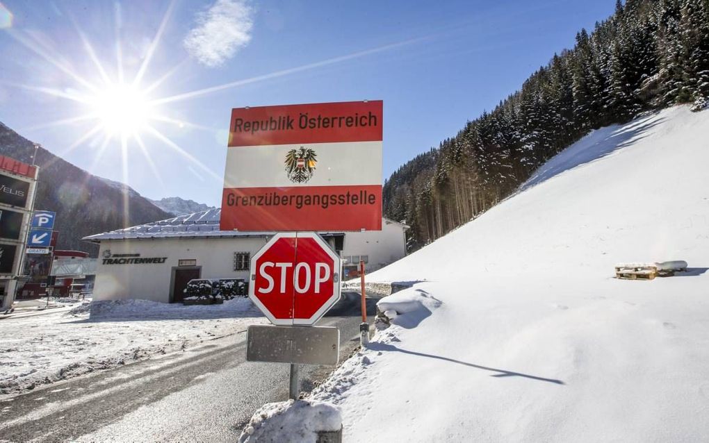 Grens tussen het Italiaanse Zuid-Tirol (Alto Adige) en het Oostenrijkse Tirol. De band met Oostenrijk aan Italiaanse zijde is sterk. beeld EPA, Jan Hetfleisch