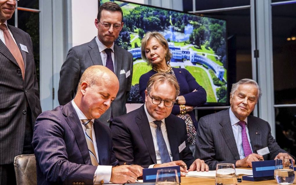 Staatssecretaris Knops (l.) droeg woensdag Paleis Soestdijk over aan de Haagse zakenvrouw Meijer-Bergmans (tweede van r.). beeld ANP, Sem van der Wal