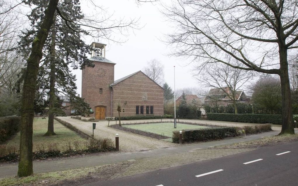 De hervormde gemeente Groenekan verkoopt het kerkgebouw aan de hersteld hervormde gemeente.   beeld RD, Anton Dommerholt