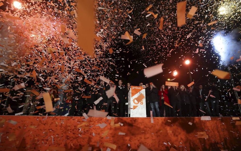 Feest bij de pro-Spaanse partij Ciudadanos , die donderdag de Catalaanse regioverkiezingen won. Of de partij haar idealen kan verzilveren is echter de grote vraag: het separatistische blok krijgt opnieuw de meerderheid in het parlement. beeld EPA, Javier 