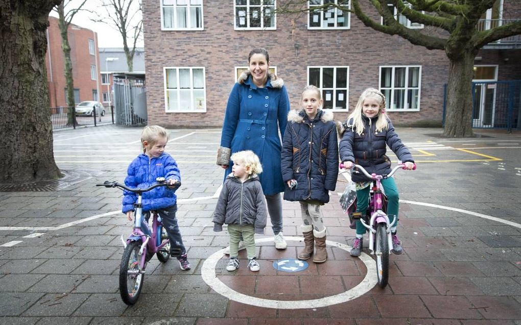 Daniëlle Walinga met haar vier kinderen. beeld RD, Henk Visscher