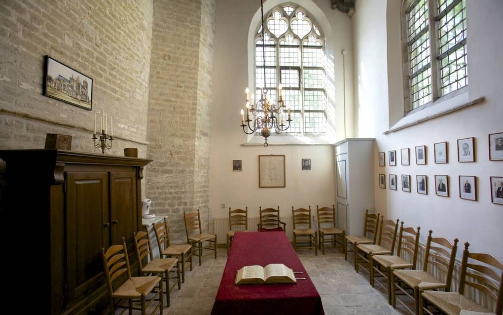 „Hoewel het begrijpelijk is dat sommige ambtsdragers na het verstrijken van hun ambtstermijn graag zouden blijven dienen, is het tegenover de Heere en Zijn gemeente zaak om volstrekt integer te zijn en eigenbelang een ondergeschikte rol te laten spelen.”