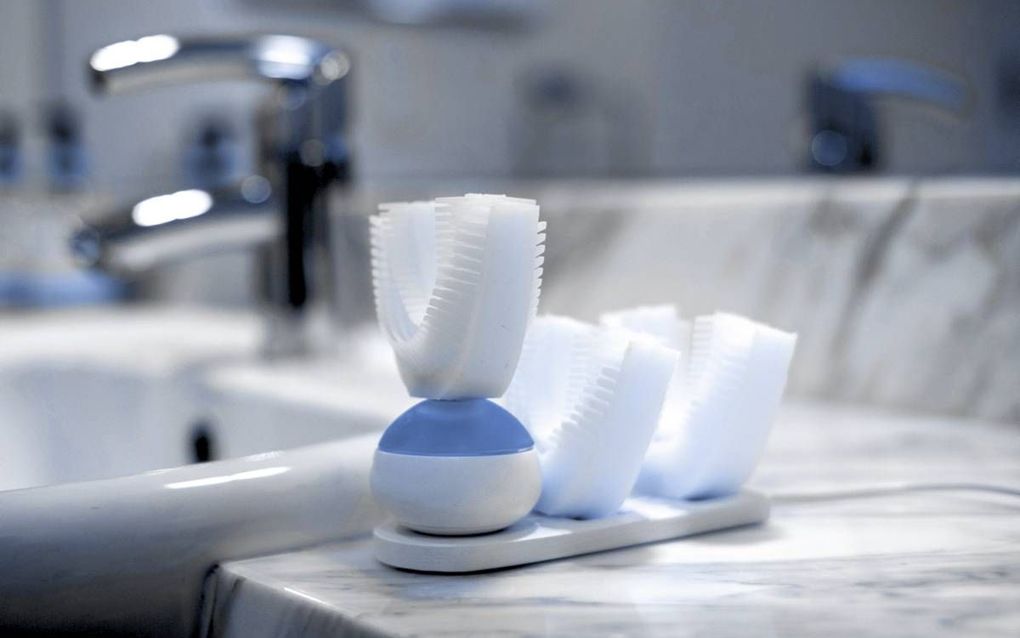 De Amabrush, een volautomatische tandenborstel, poetst in enkele seconden het hele gebit. beeld Amabrush