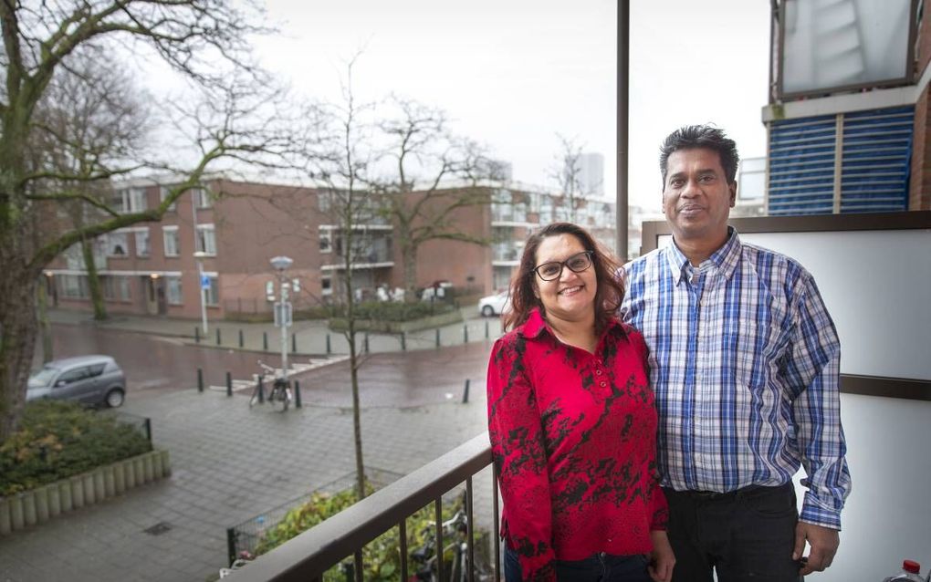 Ranoe Thakoersingh woont al bijna haar hele leven al in Den Haag. Haar vriend Maikel woonde lange tijd in Suriname. beeld RD, Henk Visscher