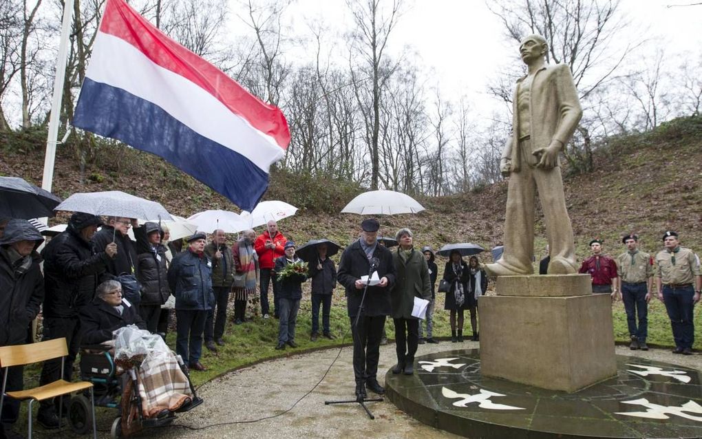 Edie Brouwer leest de 31 namen voor van de verzetsstrijders die 75 jaar geleden werden omgebracht bij het monument ”De stenen man” in Kamp Amersfoort. beeld RD, Anton Dommerholt