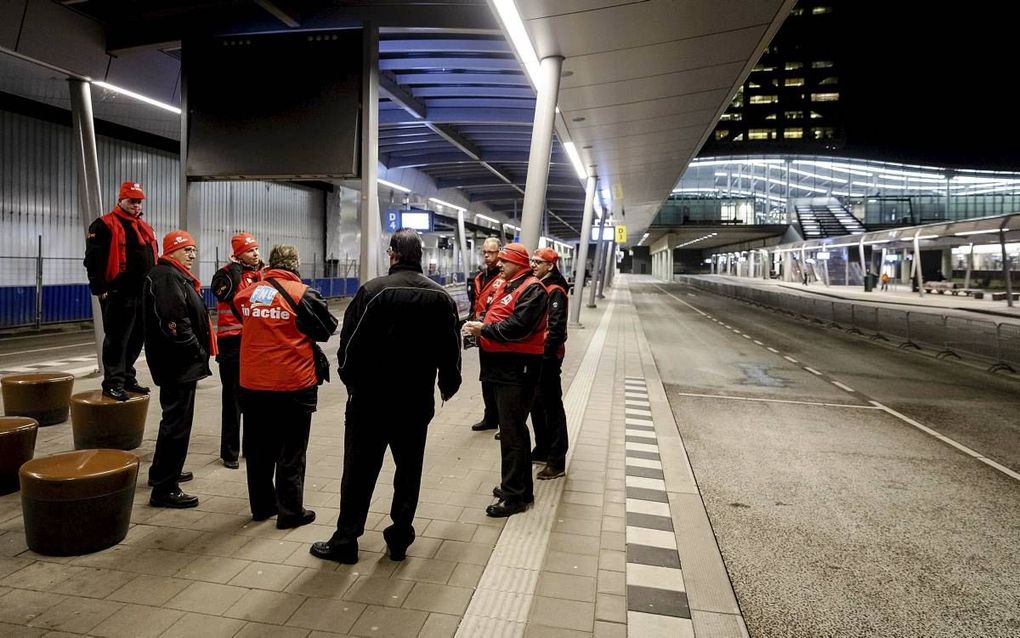 Stakende buschauffeurs op het lege busstation Jaarbeurszijde. In het hele land rijden donderdag geen of minder streekbussen en regionale treinen als gevolg van een staking.  beeld ANP, Robin van Lonkhuijsen