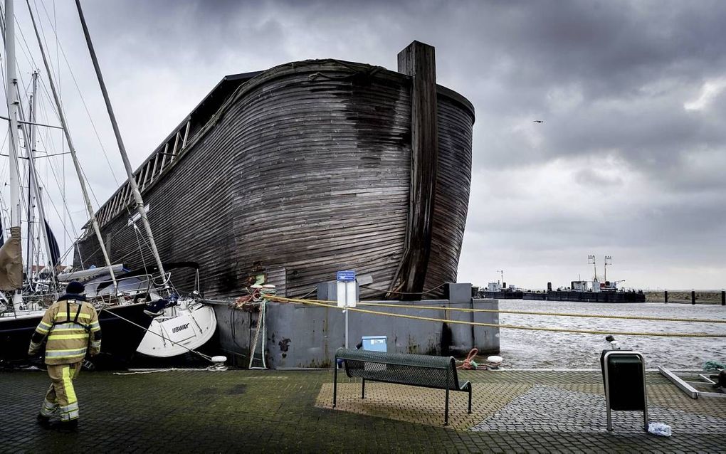 De VerhalenArk in de haven van Urk is door de storm van zijn ligplaats losgeslagen, en heeft daarbij zeven jachten, een veerboot en een drijvende steiger beschadigd.  beeld ANP, Robin van Lonkhuijsen