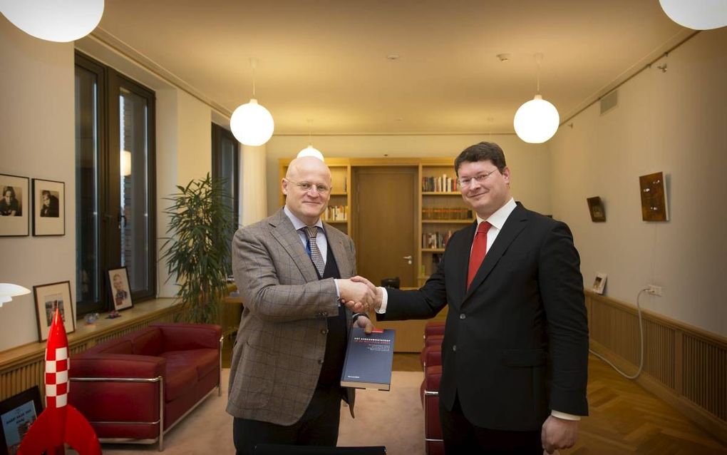 Minister Grapperhaus (l.) en mr. T. van Kooten. beeld RD, Henk Visscher