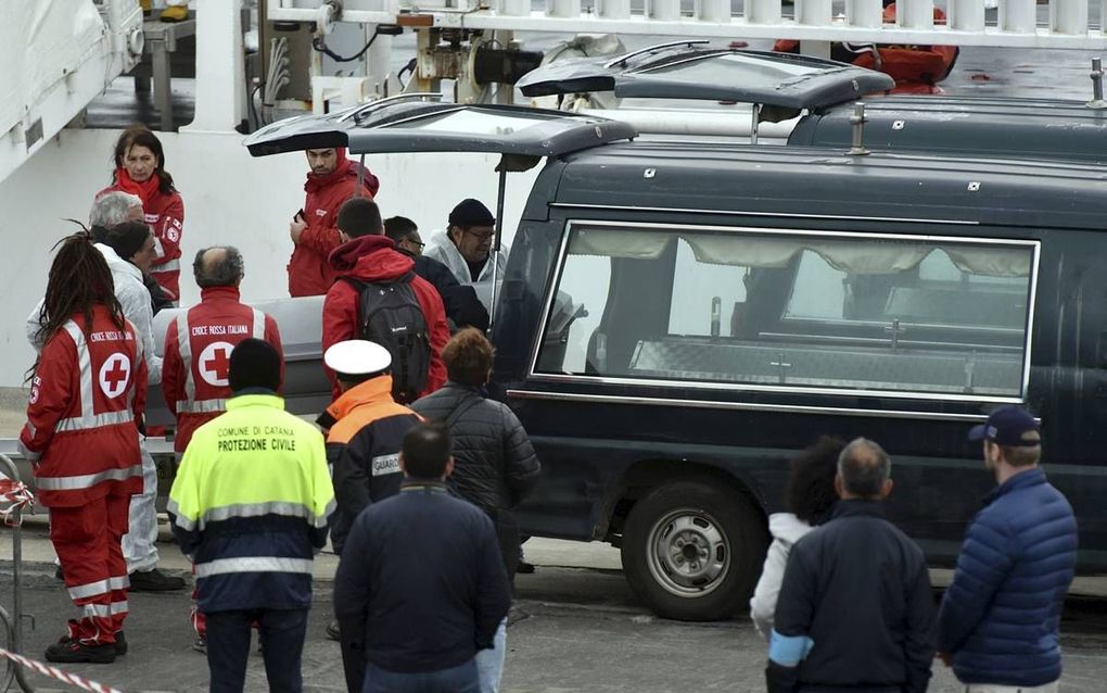 Lijkwagens voor omgekomen migranten, maandag in de haven van Catania. beeld AFP, Giovanni Isolino