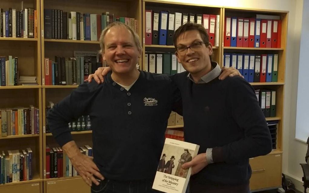 Jan Martijn Abrahamse (r.) met naast hem prof. dr. H. A. Bakker, die één van zijn promotoren is, naast prof. dr. E. A. J. G. van der Borght.  beeld Baptisten Seminarie