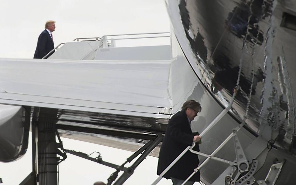 President Trump (boven) en Steve Bannon (onder) in betere tijden, vlak voor een vlucht van Florida naar Washington in maart 2017. beeld AFP, Nicholas Kamm