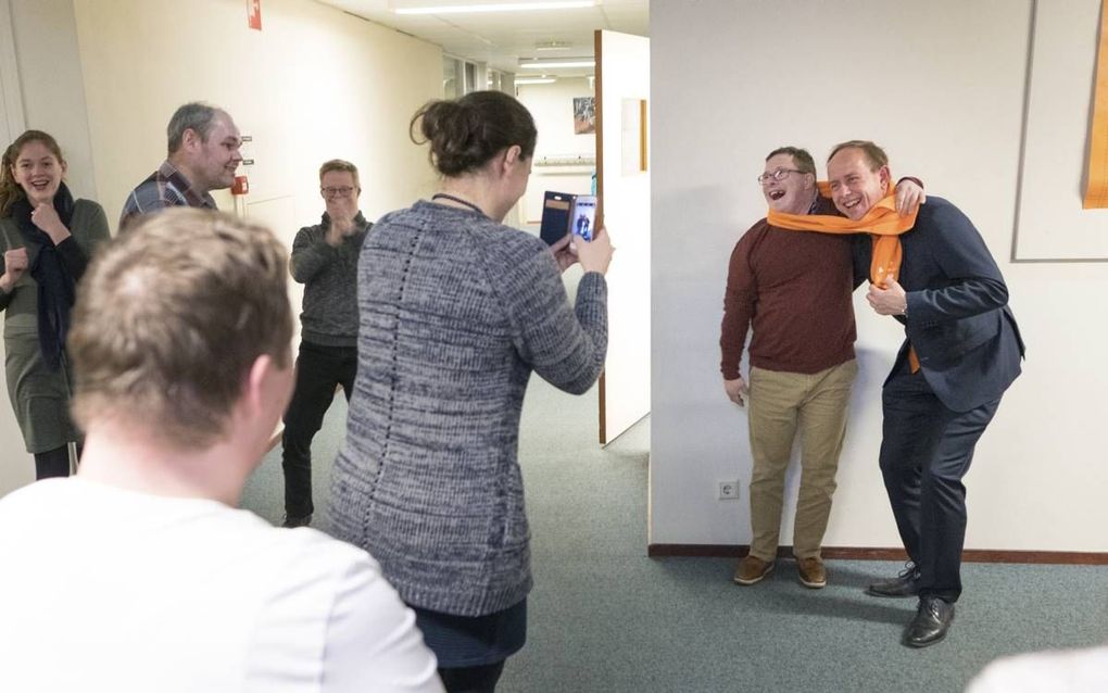 Verstandelijk beperkte bezoekers van De Schakel in Ede genieten dinsdagavond in de pauze van een fotomoment met SGP-fractievoorzitter Van der Staaij. beeld Niek Stam