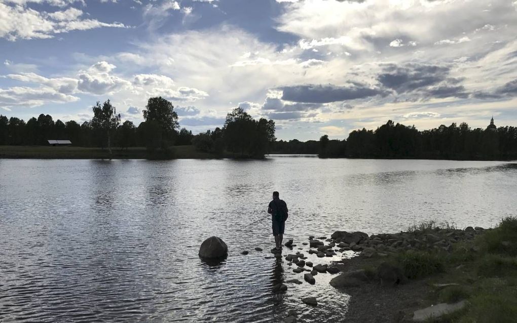 Een hengelaar langs de Skellefterivier in het noorden van Zweden. beeld RD