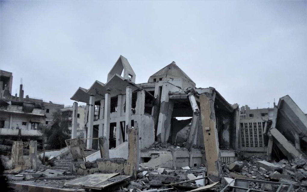 De Armeens-katholieke Kerk van de Martelaren in Raqqa is totaal verwoest. Links de kerk vóór 2013, toen Raqqa nog onder het bewind van de Syrische president Assad viel. Midden onder het regime van IS, dat zijn vlaggen op de kerk plaatste en het kruis wegh
