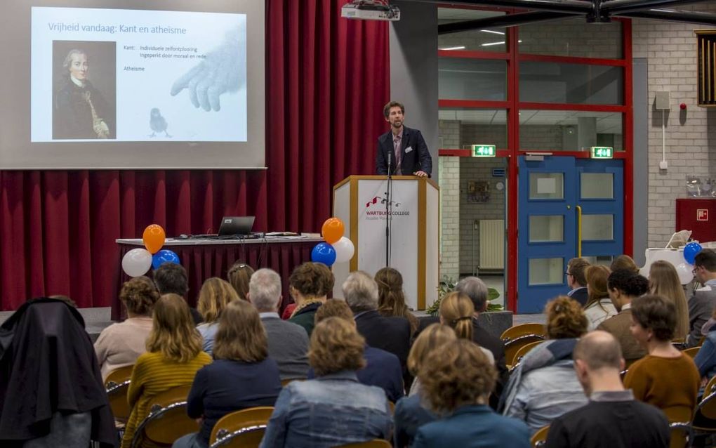 Zo'n vijftig jongvolwassenen woonden zaterdag op het Revius in Rotterdam een verdiepingsconferentie bij. Hoofdspreker was dr. ir. Cors Visser. beeld Cees van der Wal