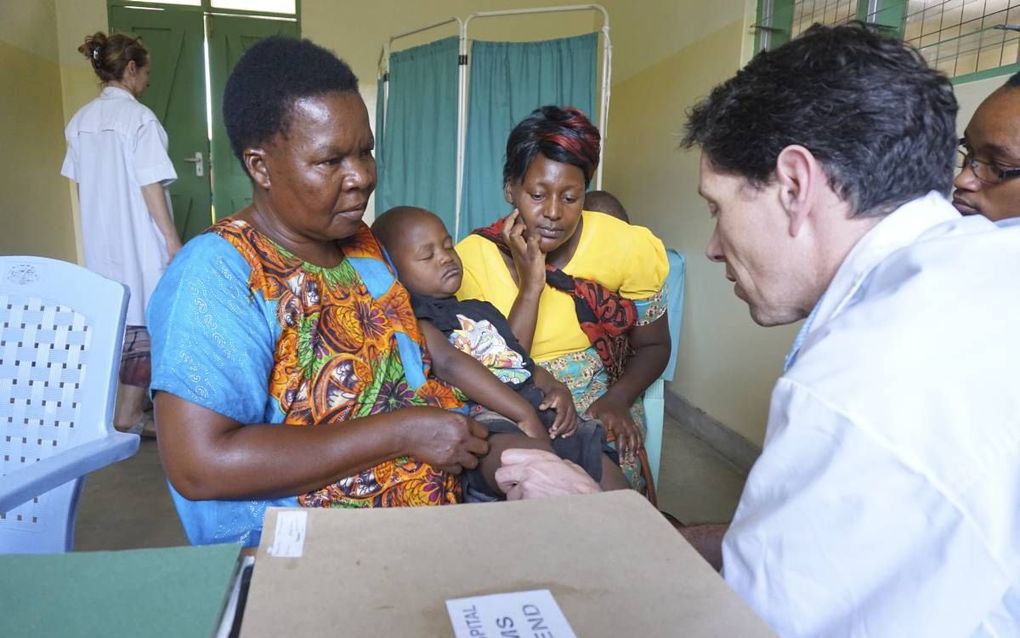 Erik Staal (r.) was tropenarts in Tanzania en is nu werkzaam als chirurg en tropenopleider in het Slingeland Ziekenhuis in Doetinchem. De mogelijk dat Nederlandse artsen zich specialiseren tot arts internationale gezondheidszorg en tropengeneeskunde (AIGT