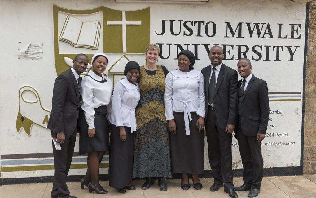 Johanneke Kroesbergen-Kamps (m.) tussen haar studenten aan Justo Mwale Theological University in de Zambiaanse hoofdstad Lusaka. beeld RD