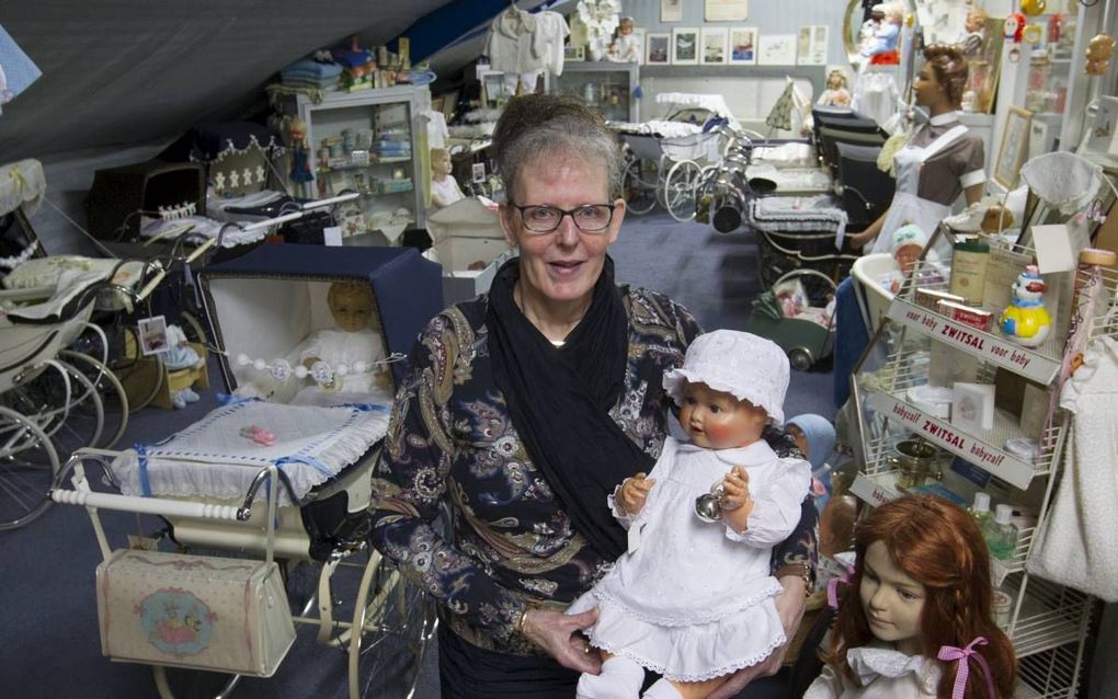 Gerrie van Pijkeren in haar kinderwagenmuseum in Kampen. Op de achtergrond een van haar favoriete kinderwagens. beeld Anton Dommerholt