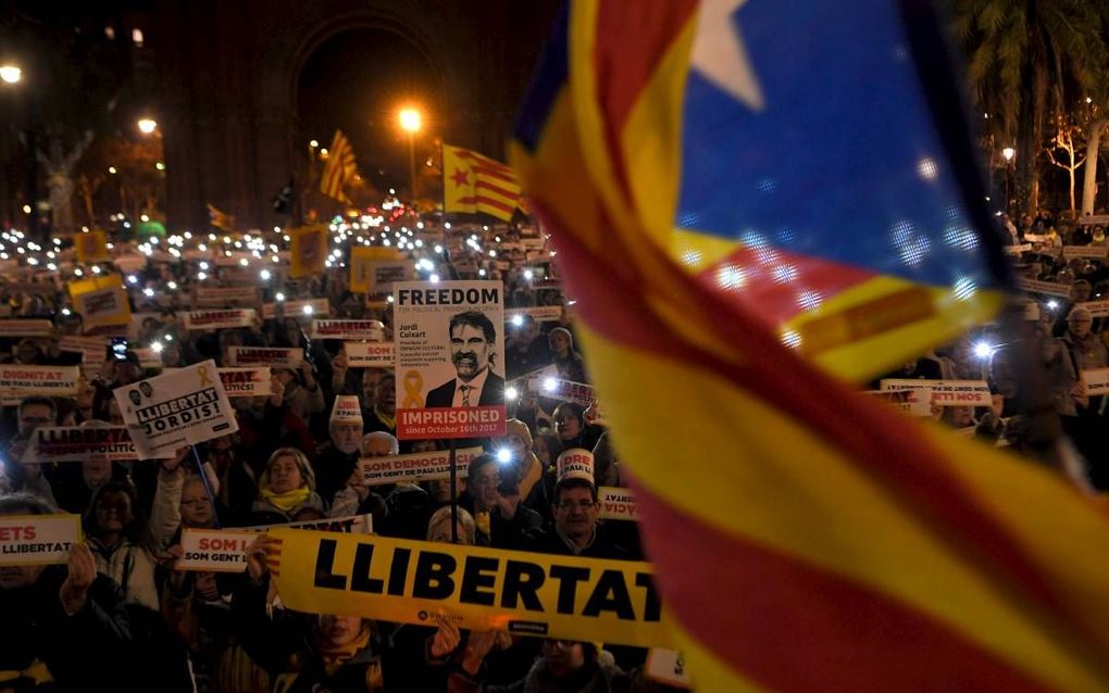 Demonstratie in Barcelona dinsdag voor de vrijlating van leiders van separatistische leiders die sinds drie maanden vastzitten. beeld AFP, Lluis Gene