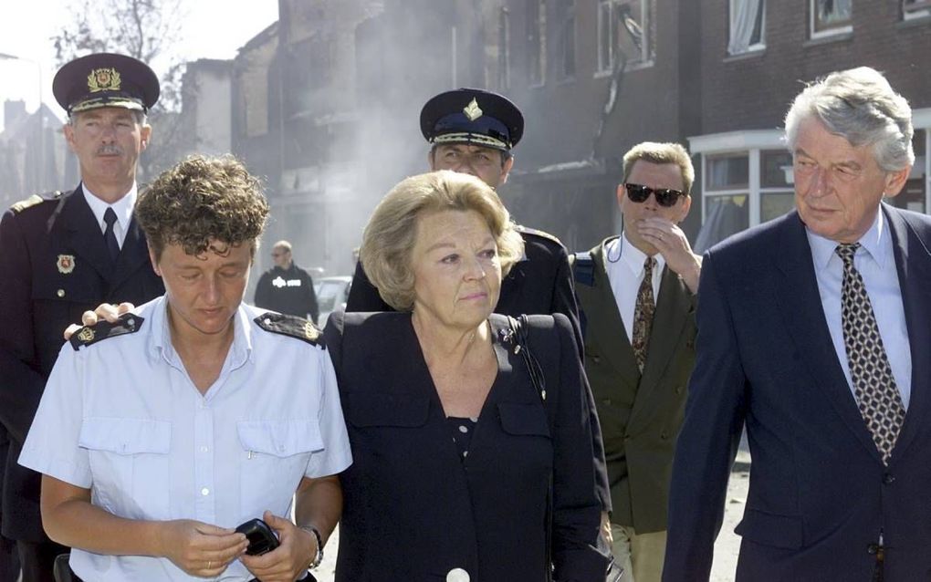 „Na de vuurwerkramp in Enschede (2000) was Beatrix de volgende ochtend vroeg al present. Ze sloeg spontaan de arm om een vrouwelijke agente die in tranen uitbarstte.” beeld ANP, Marcel Antonisse