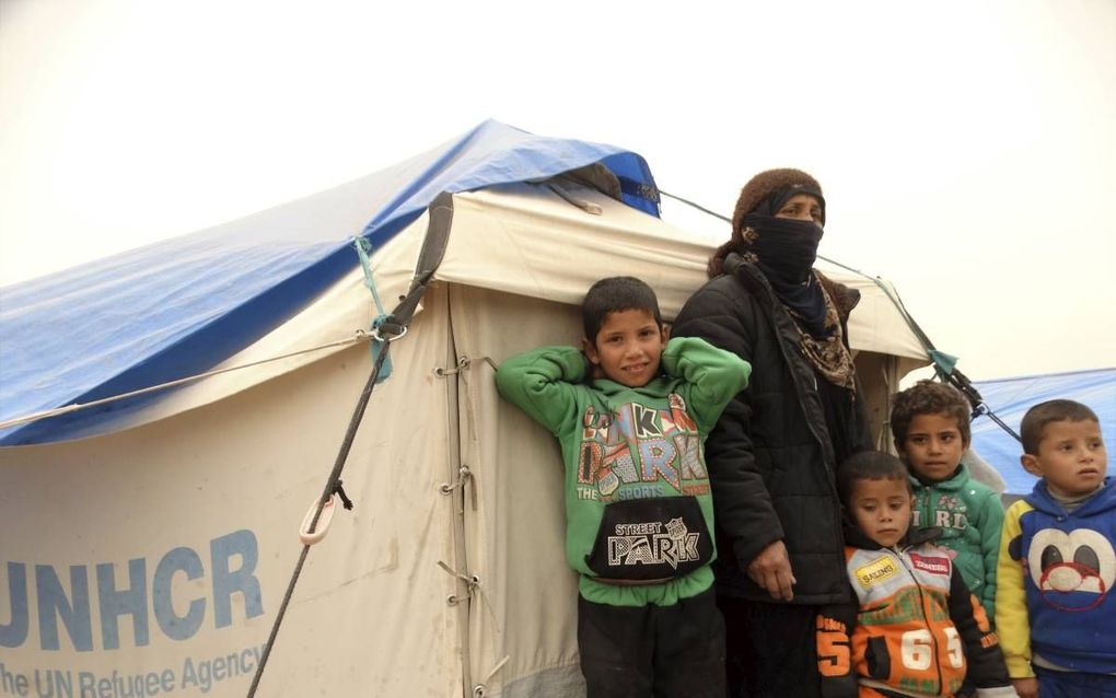 Voor de miljoenen vluchtelingen binnen en buiten Syrië maakt het veel uit wie het waar voor het zeggen heeft. Het kan het verschil maken tussen blijven wonen in een vluchtelingenkamp (zoals deze Arabische familie in een tentenkamp vlak bij Raqqa) of terug
