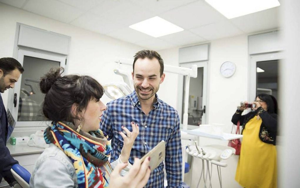 Directeur Evan Levine (m.) van de Hatikvah Dental Clinic in Jeruzalem. beeld Hatikvah