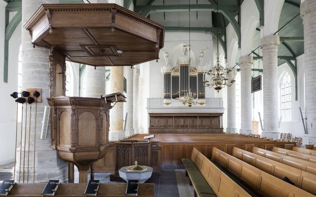 De Sint-Maartenskerk van Sint-Maartensdijk (Tholen), in gebruik bij de plaatselijke hersteld hervormde gemeente. Het witte orgel werd in 1882 door Pieter Flaes gebouwd. beeld Sjaak Verboom