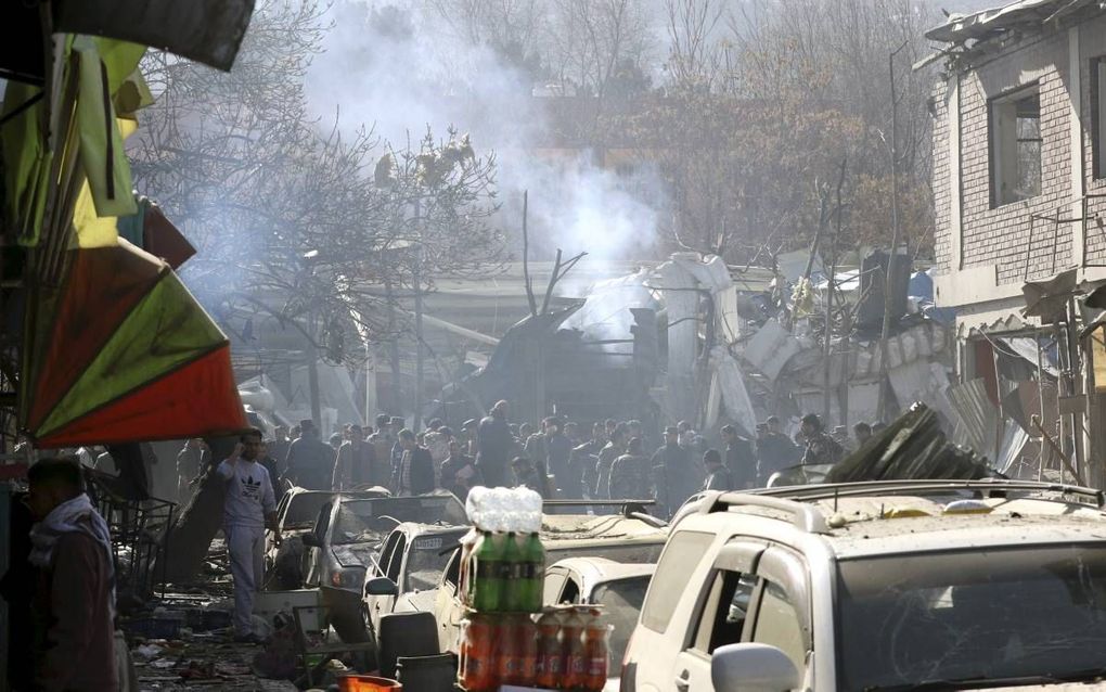 Straatbeeld na de aanslag van zaterdag in Kabul. beeld EPA, Hedayatullah Amid