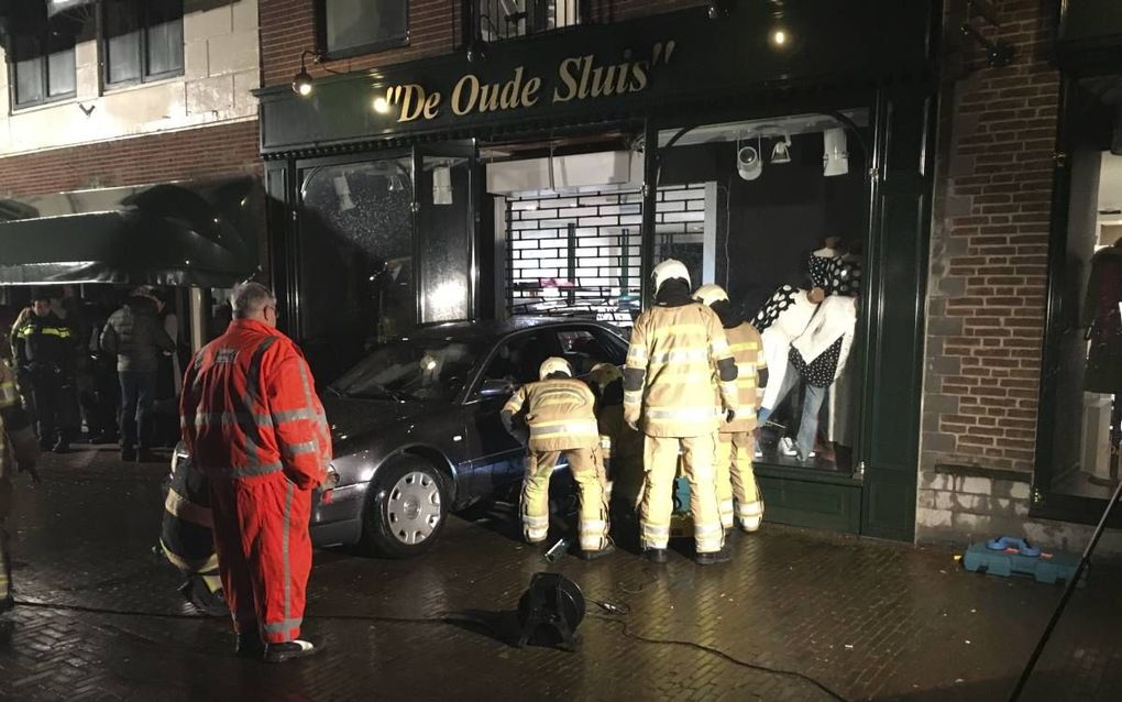 Modezaak De Oude Sluis in Nieuwegein was vrijdagmorgen doelwit van ramkrakers. In 2015 reden criminelen de winkel ook al met een auto in.  beeld Rick Ariese