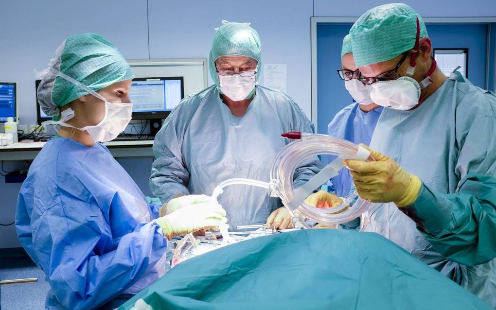 Gynaecoloog-oncoloog Adriaan Logmans (tweede van links) en oncologisch chirurg Olivier van Kerschaver (uiterst rechts met slangen in zijn hand) uit het AZ Sint-Lucas in Gent, bezig met een hipec-procedure bij een vrouw met eierstokkanker, uitgezaaid in de