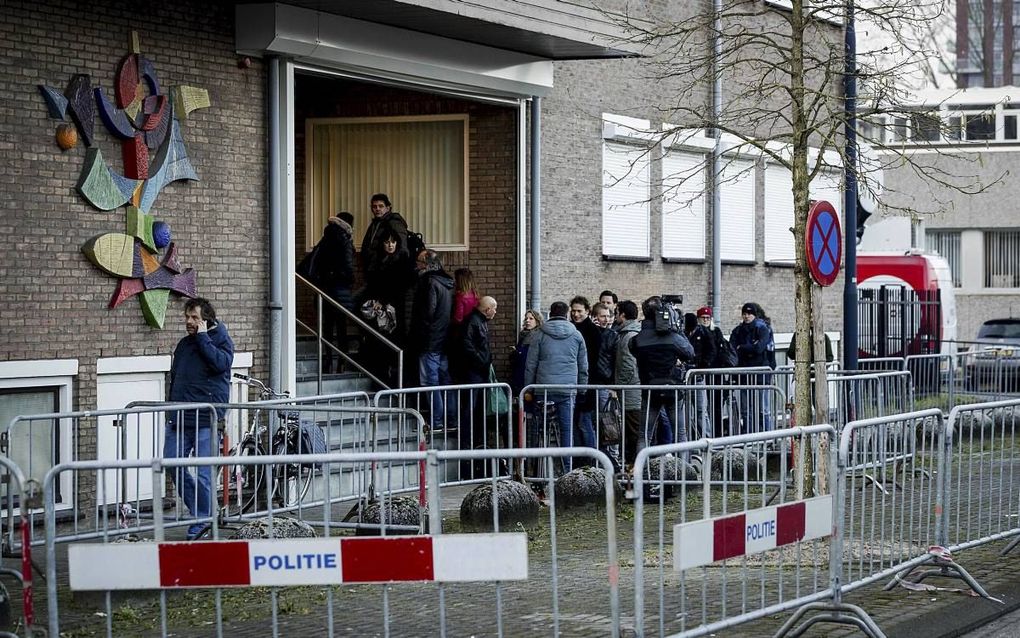 Belangstellenden staan in de rij bij de speciaal beveiligde rechtbank waar de rechtszaak tegen Willem Holleeder begint. Holleeder staat terecht voor zijn vermeende betrokkenheid bij een reeks afrekeningen en het lidmaatschap van een criminele organisatie 