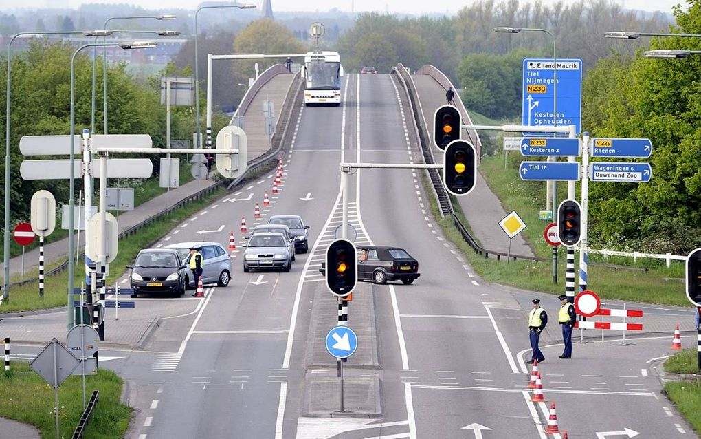 Provinciale Staten van Utrecht hebben ingestemd met een onderzoek naar een verbreding van de Rijnbrug tussen Kesteren en Rhenen. beeld ANP