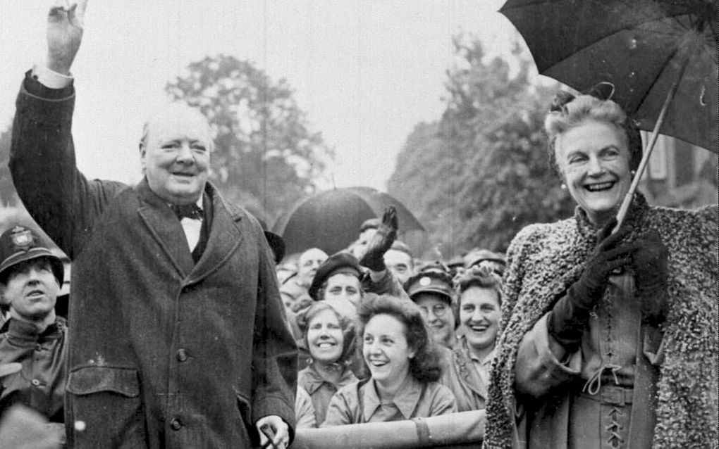 Clementine Churchill (r.) en haar man Winston (l.) vlak na de oorlog in Londen. beeld EPA