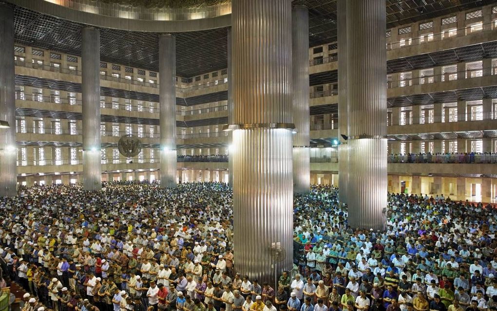 De Istiqlalmoskee in Jakarta is het grootste islamitische gebedshuis van Zuid-Oost-Azië. beeld Jaco Klamer