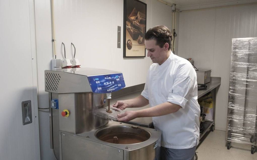 Bart Schipper in zijn chocolaterie in Bruinisse. beeld Sjaak Verboom