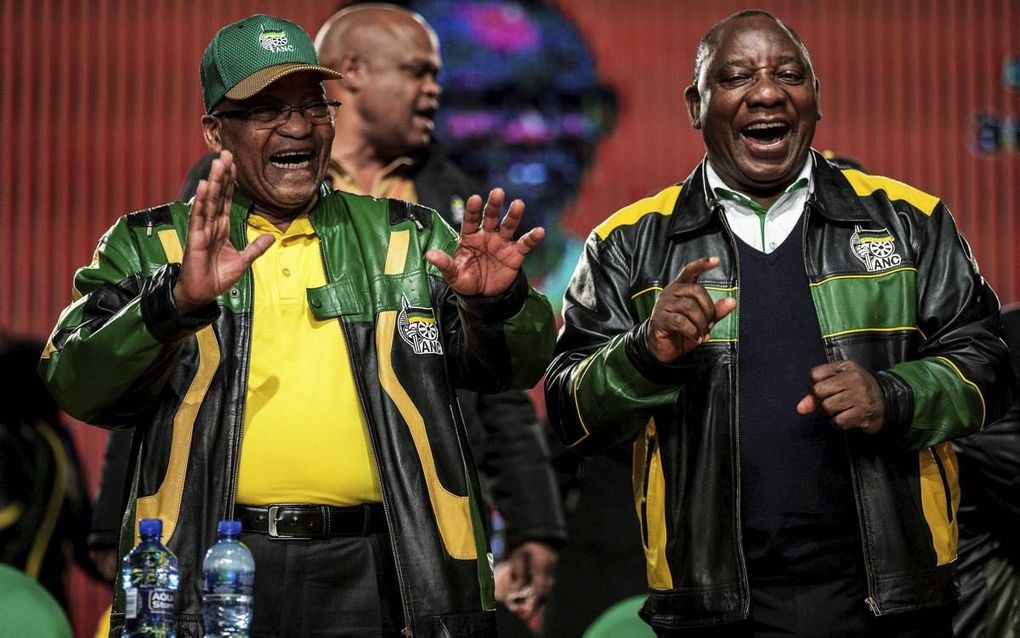 De woensdag afgetreden Zuid-Afrikaanse president Jacob Zuma (l.) met zijn opvolger Cyril Ramaphosa, juli 2017. beeld AFP, Gianluigi Guercia