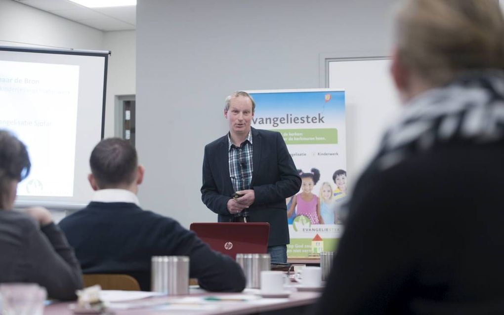 Jan-Dirk Liefting sprak donderdagavond in Lunteren voor betrokkenen bij evangelisatiewerk onder kinderen.  beeld Herman Stöver