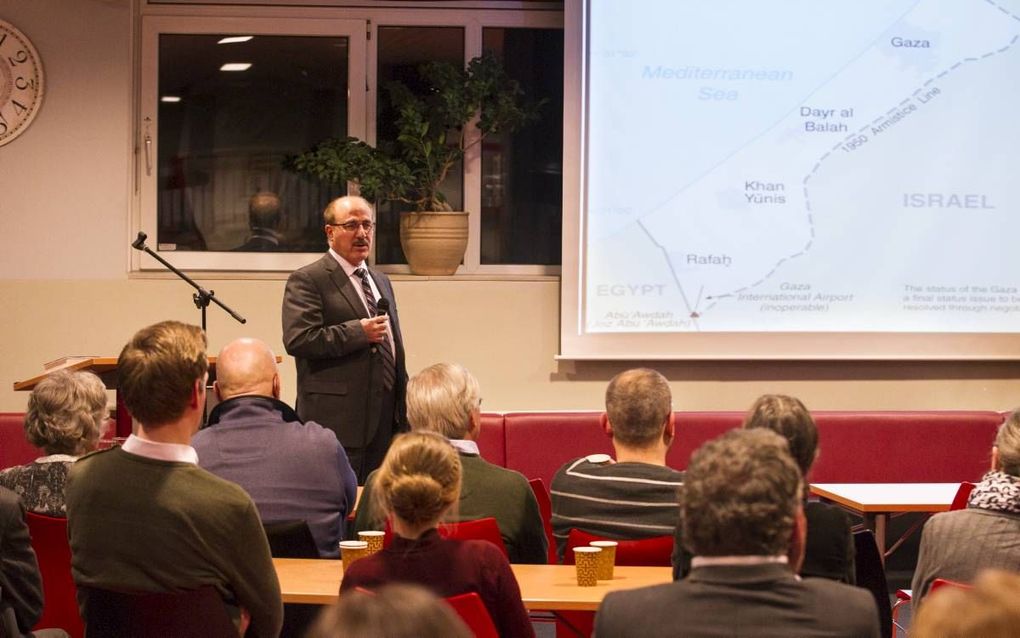 Dr. Hanna Massad hield gisteravond een presentatie in het Apeldoornse Hoornbeeck College over zijn werk in Gaza en Amman. beeld RD, Anton Dommerholt