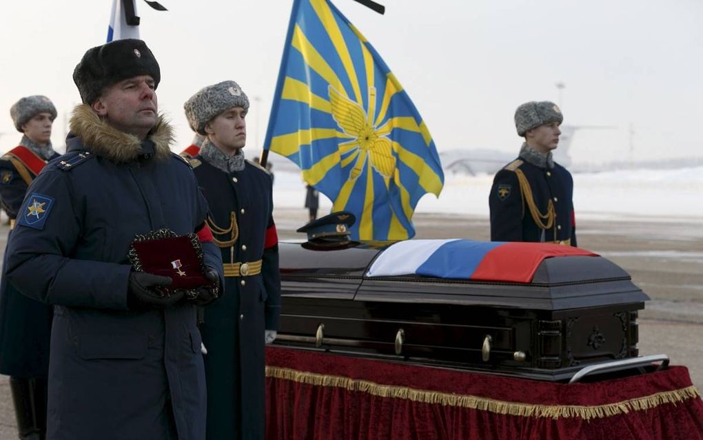 Russische erewachten bij de begrafenis van de op 2 februari boven Syrië neergeschoten piloot Roman Filipov, 8 februari. beeld EPA, Vadim Savitsky